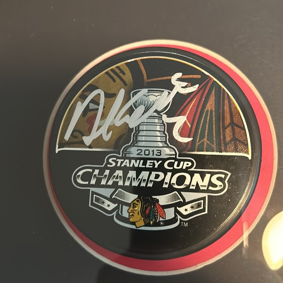 2013 Chicago Blackhawks 17 Secs Autographed Pucks - Picture 11 of 12